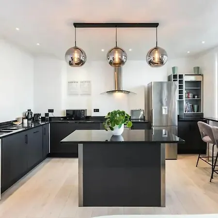 3 X Bedroom Riverside Flat With Hot Tub On Roof Terrace * London