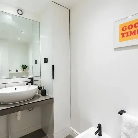 Apartment 3 X Bedroom Riverside Flat With Hot Tub On Roof Terrace