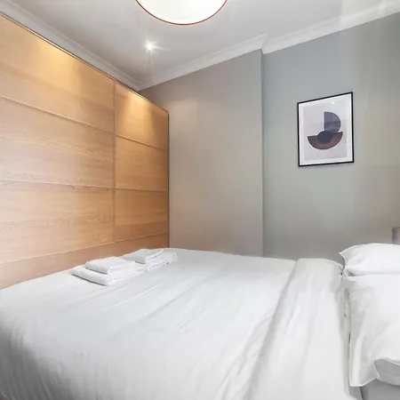 Bright & Modern 1bdr Flat Near Lakeside Road Apartment *