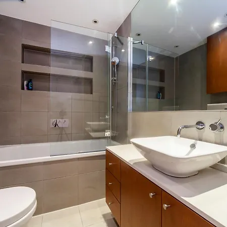 Bright & Modern 1bdr Flat Near Lakeside Road *