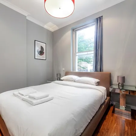 Bright & Modern 1bdr Flat Near Lakeside Road Apartment *