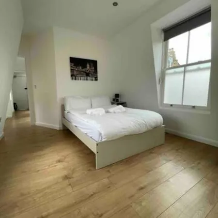 In Battersea Near Power Station/london Eye Bs3 London