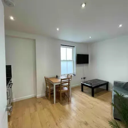 In Battersea Near Power Station/london Eye Bs3 London