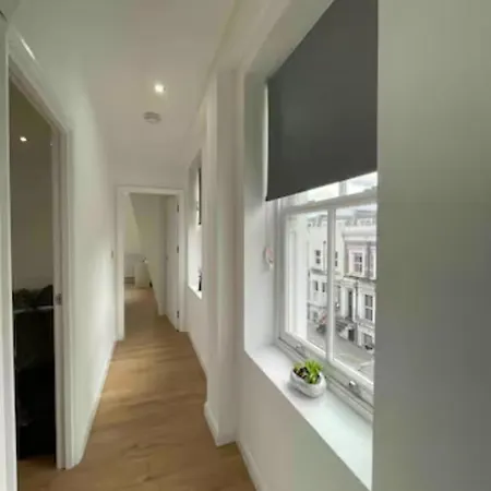 In Battersea Near Power Station/london Eye Bs3