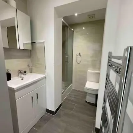 In Battersea Near Power Station/london Eye Bs3 * London