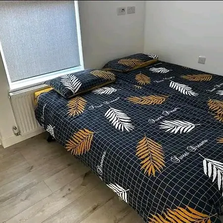 Second Av Flat 4 London Apartment