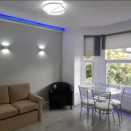 Second Av Flat 4 London Apartment