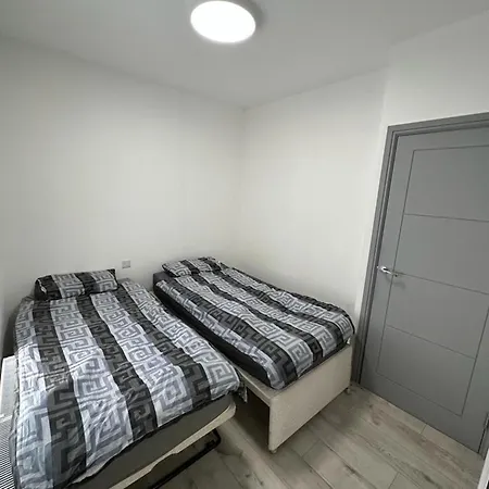 Apartment Second Av Flat 4 London