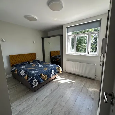 Apartment Second Av Flat 4 London