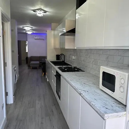 Impeccable 2-bed In London Apartment