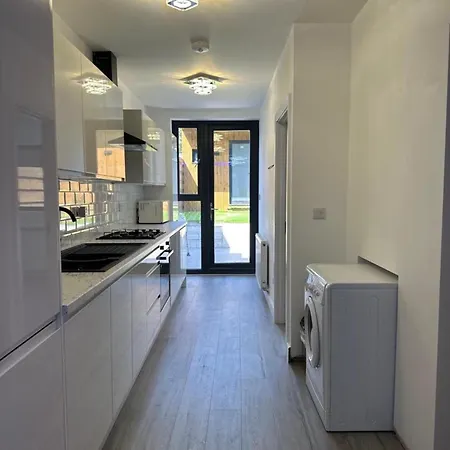 Impeccable 2-bed In London Apartment Hendon