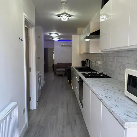 Apartment Impeccable 2-bed In London