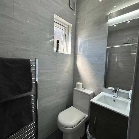 Second Av Flat 4 London
