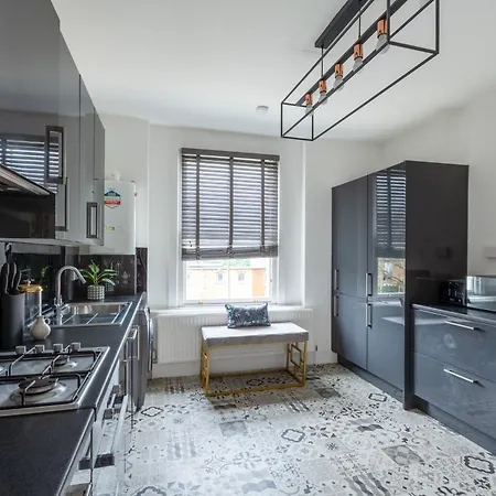 Peacefully Set 2level 2br Btw Brixton & Camberwell Apartment *