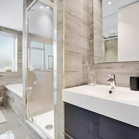 The Camden Bright & Beautiful 2-bed Retreat Apartment *