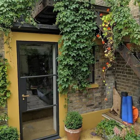 Apartment Stylish 1 Bed With Large Plant Filled Garden *
