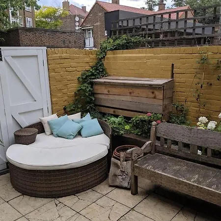 Apartment Stylish 1 Bed With Large Plant Filled Garden London