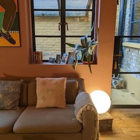 Apartment Stylish 1 Bed With Large Plant Filled Garden *