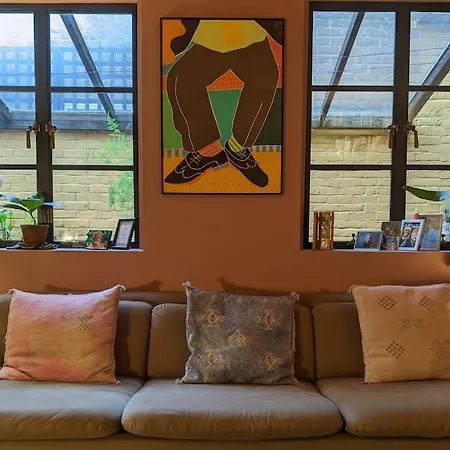 Stylish 1 Bed With Large Plant Filled Garden