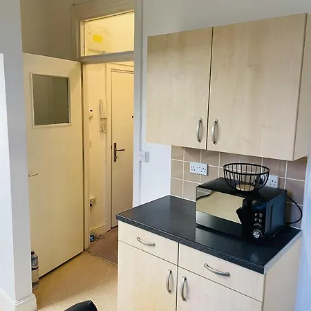 Bustling Western Apartment London