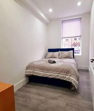 2 Bed Cosy Flat Close To Bus & Tube Station * London