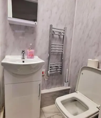 Apartment 2 Bed Cosy Flat Close To Bus & Tube Station *
