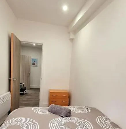 2 Bed Cosy Flat Close To Bus & Tube Station *