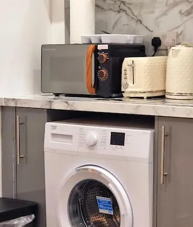 2 Bed Cosy Flat Close To Bus & Tube Station