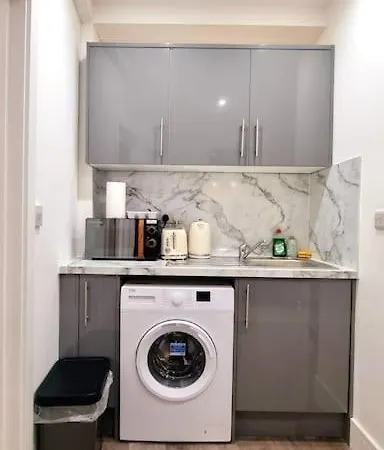 2 Bed Cosy Flat Close To Bus & Tube Station Apartment *