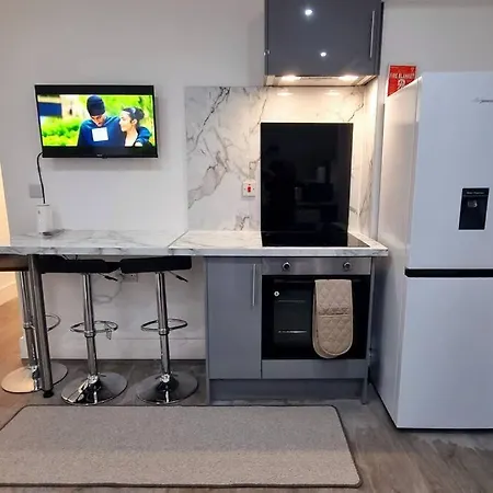 Apartment 2 Bed Cosy Flat Close To Bus & Tube Station