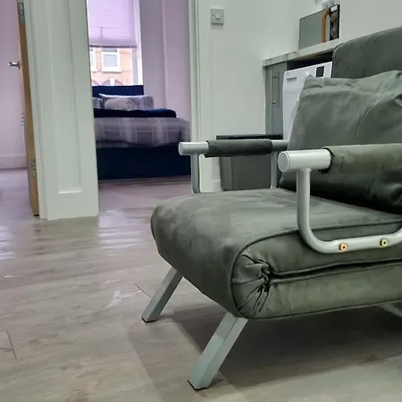 2 Bed Cosy Flat Close To Bus & Tube Station London
