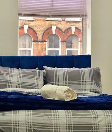 2 Bed Cosy Flat Close To Bus & Tube Station Apartment