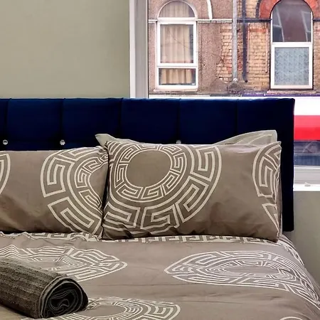 2 Bed Cosy Flat Close To Bus & Tube Station
