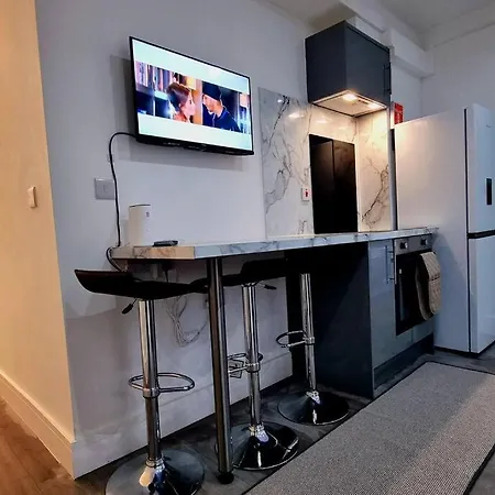 2 Bed Cosy Flat Close To Bus & Tube Station Apartment *