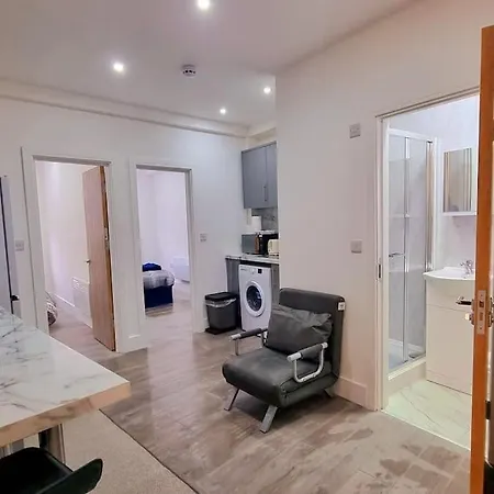 Apartment 2 Bed Cosy Flat Close To Bus & Tube Station *