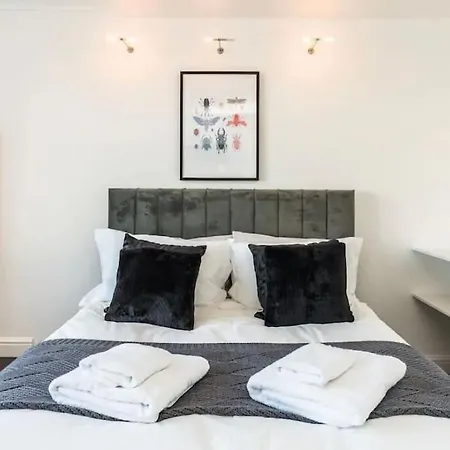 3 X Bedroom Riverside Flat With Hot Tub On Roof Terrace Apartment London