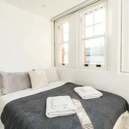 Apartment 3 X Bedroom Riverside Flat With Hot Tub On Roof Terrace London