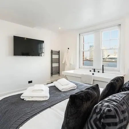 3 X Bedroom Riverside Flat With Hot Tub On Roof Terrace *