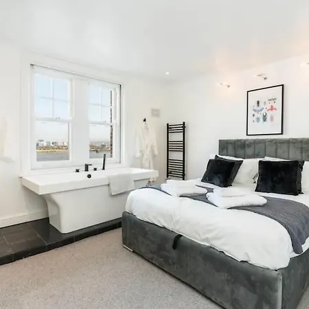 3 X Bedroom Riverside Flat With Hot Tub On Roof Terrace