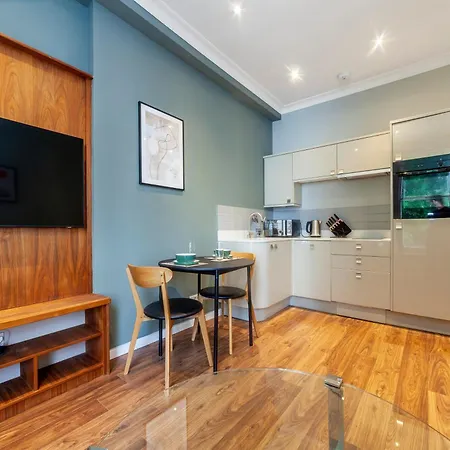 Bright & Modern 1bdr Flat Near Lakeside Road