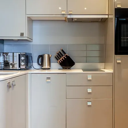 Bright & Modern 1bdr Flat Near Lakeside Road * London