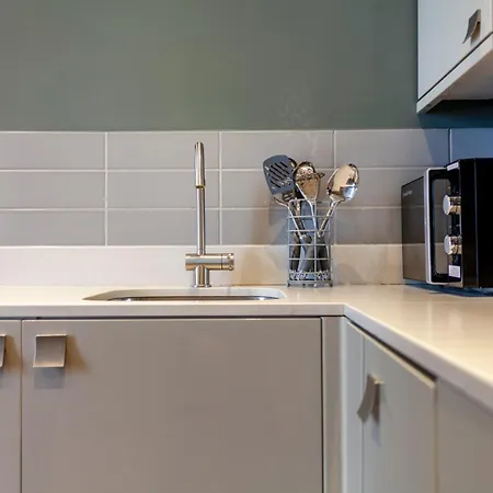 Bright & Modern 1bdr Flat Near Lakeside Road London