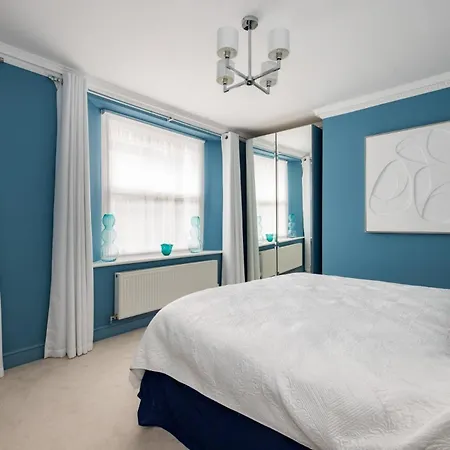 Cosy And Stylish Chelsea 2 Bedroom Flat