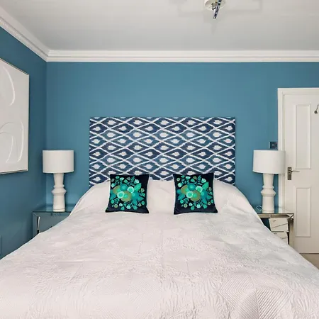 Cosy And Stylish Chelsea 2 Bedroom Flat *