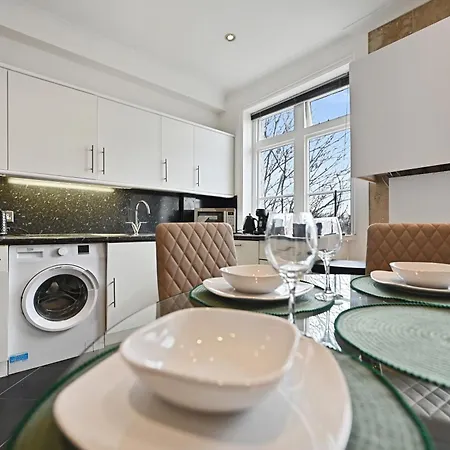 Beautiful 2 King Size Beds 2 Bath- Sleeps 5 In Earls Court London