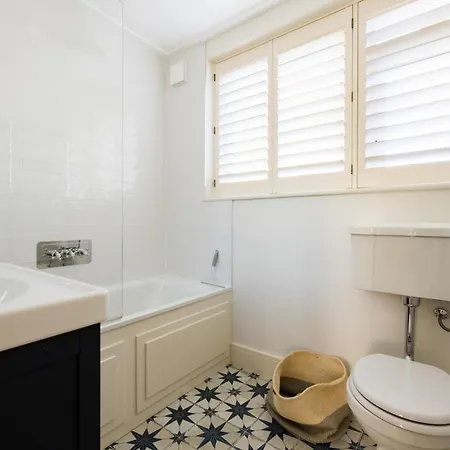 Battersea Set - 3 Bedroom With Garden *