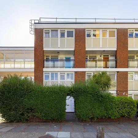 Battersea Set - 3 Bedroom With Garden Apartment