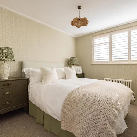 Apartment Battersea Set - 3 Bedroom With Garden