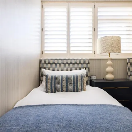 Battersea Set - 3 Bedroom With Garden Apartment *