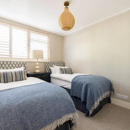 Apartment Battersea Set - 3 Bedroom With Garden